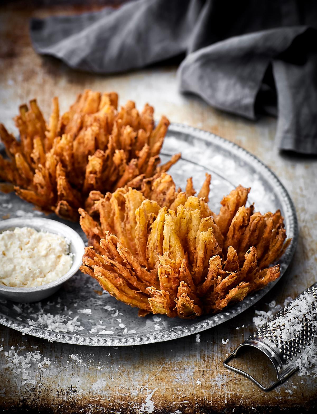 "Blommin' Onion” med parmesan- och citrondip