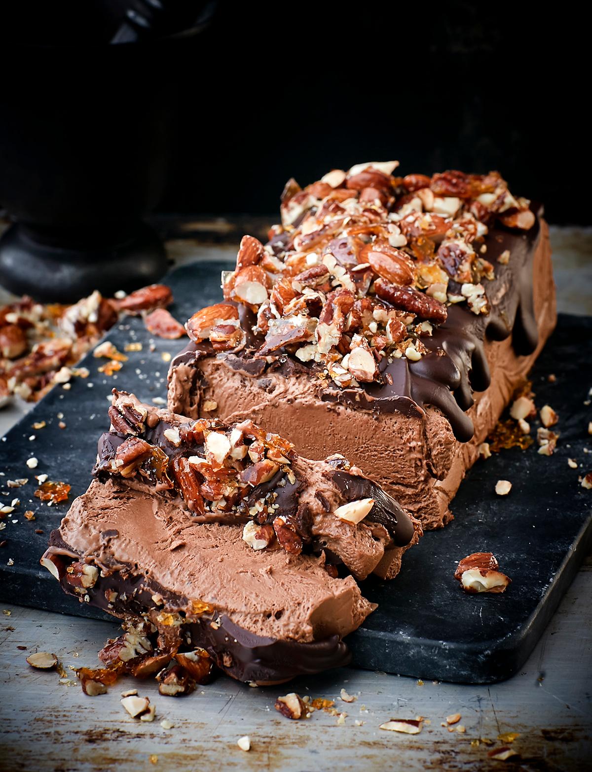 Choklad­semifreddo med choklad­ganache och karamelliserade nötter