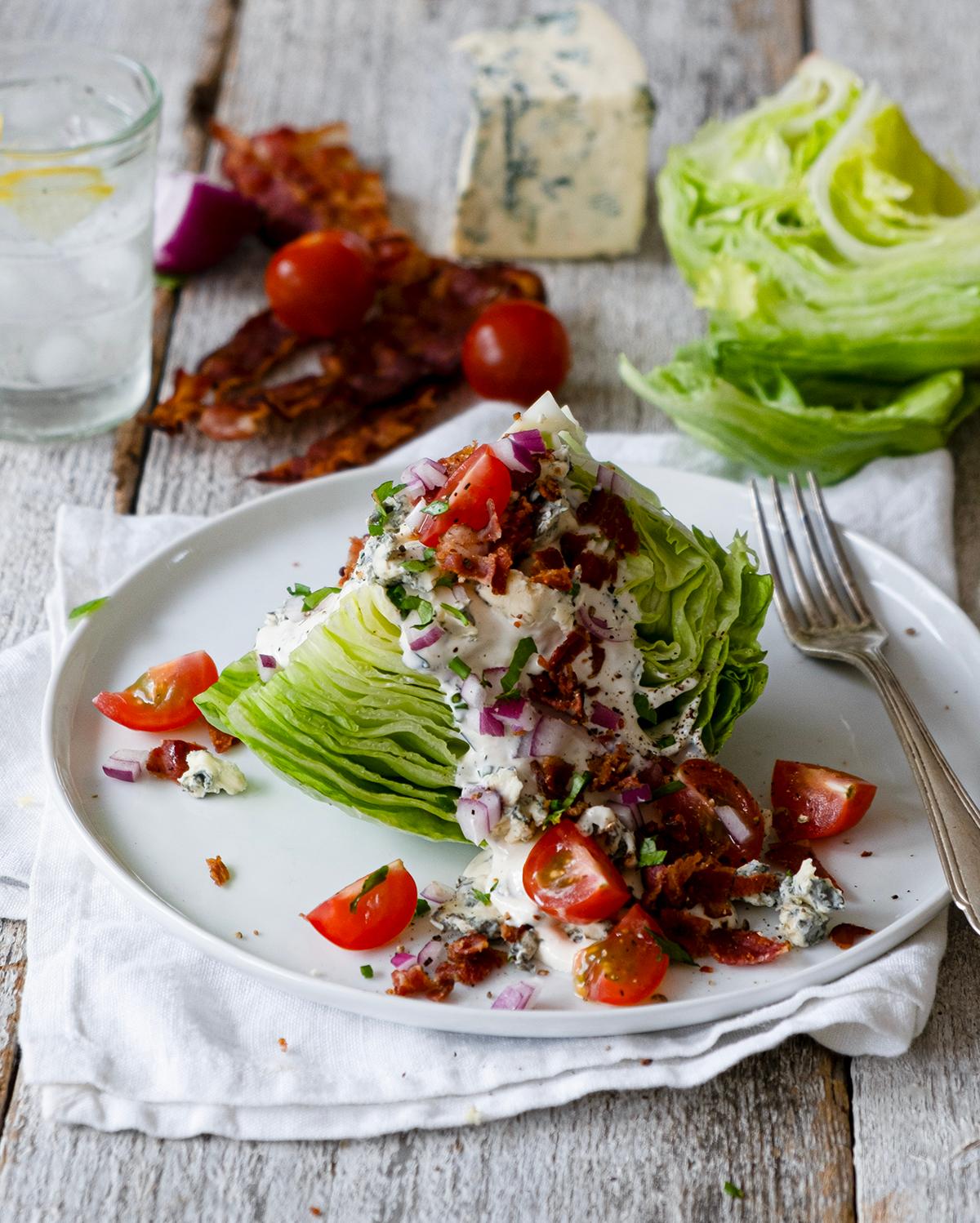 Wedge Salad med bacon och ädelostdressing