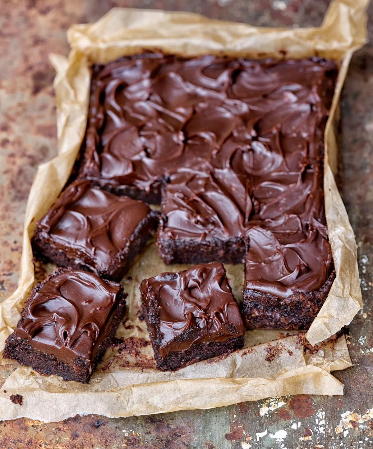 Choklad- och zucchinibrownie med fudgekräm