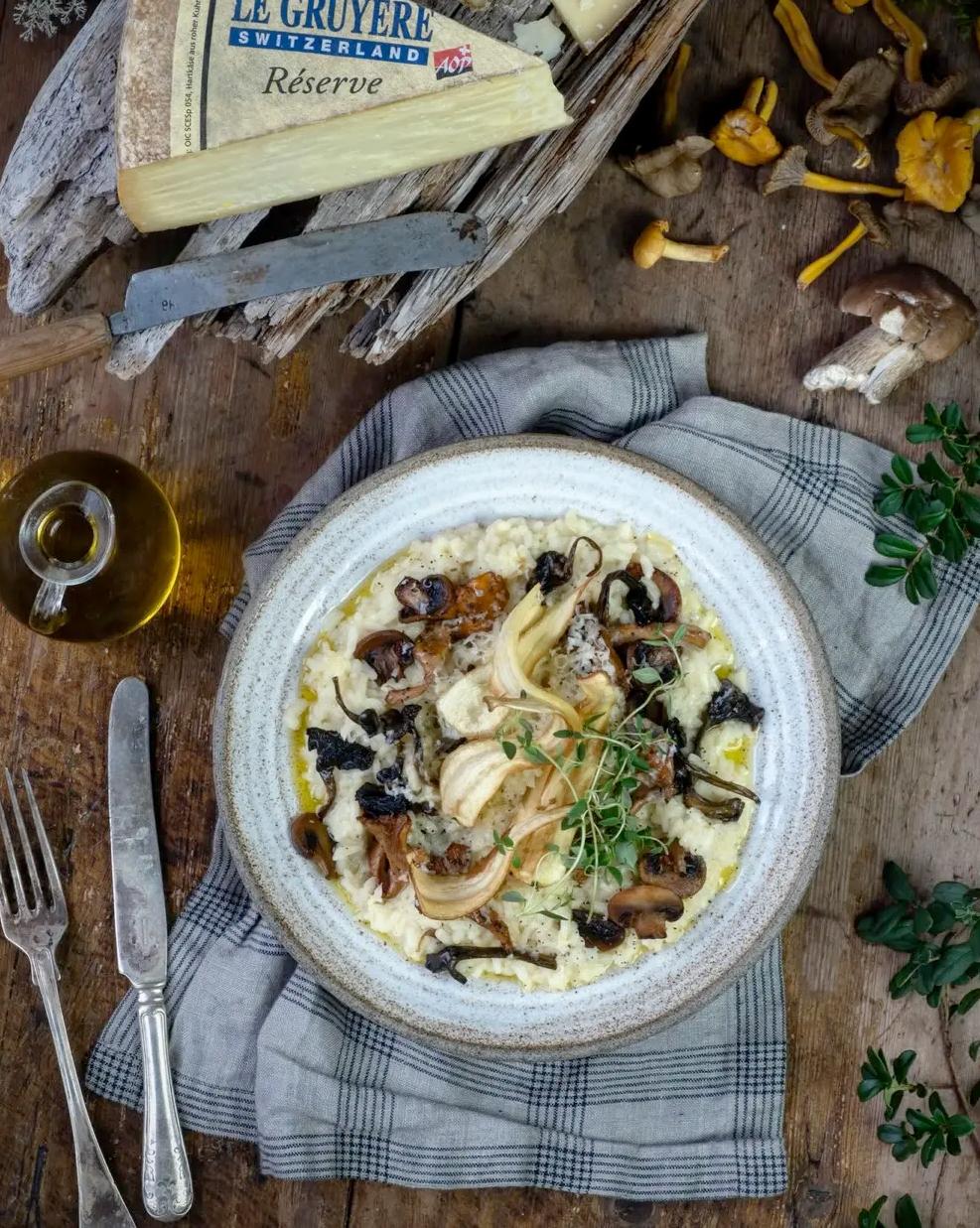 Krämig svamp­risotto med Gruyère och palsternacks­chips