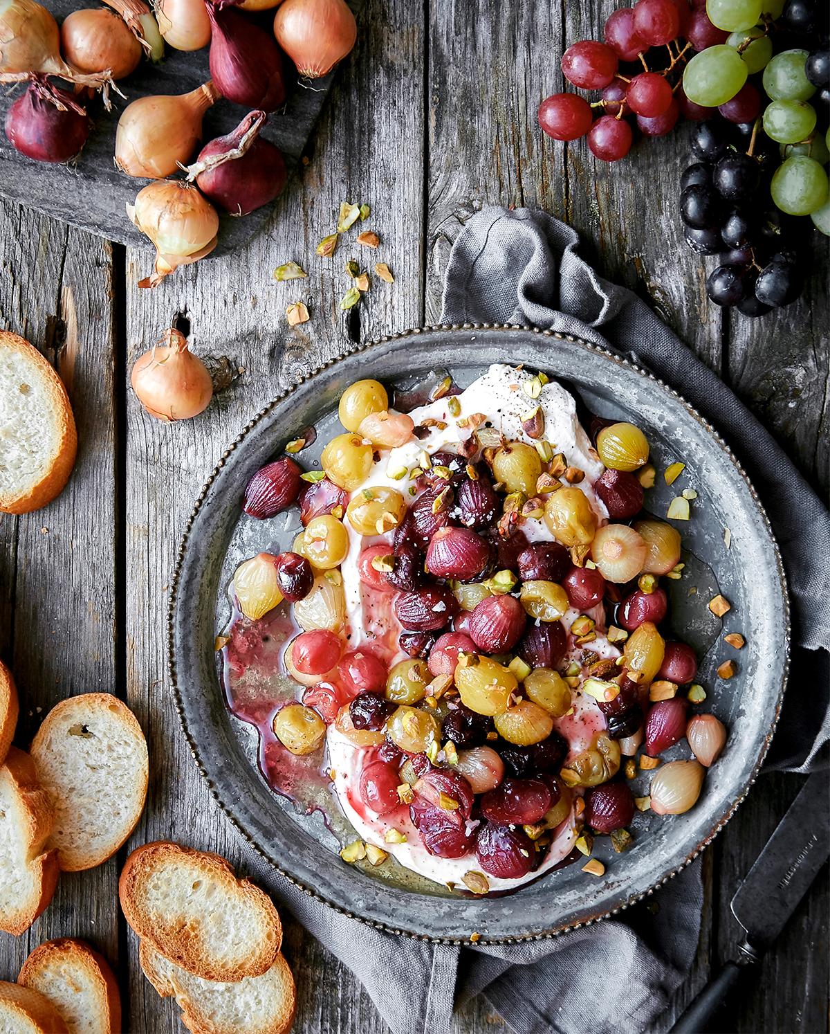 Labneh med ugnrostad lök och druvor