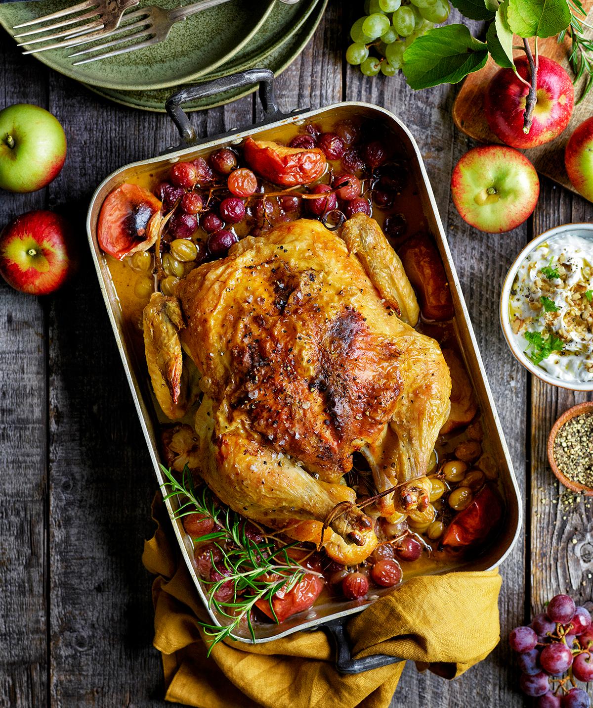 Ugnsbakad kyckling med äpple, druvor och chèvre- och valnötsröra