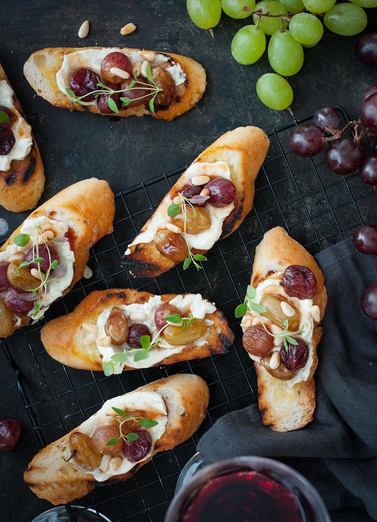 Crostini med karamelliserade vindruvor, chèvre och pinjenötter