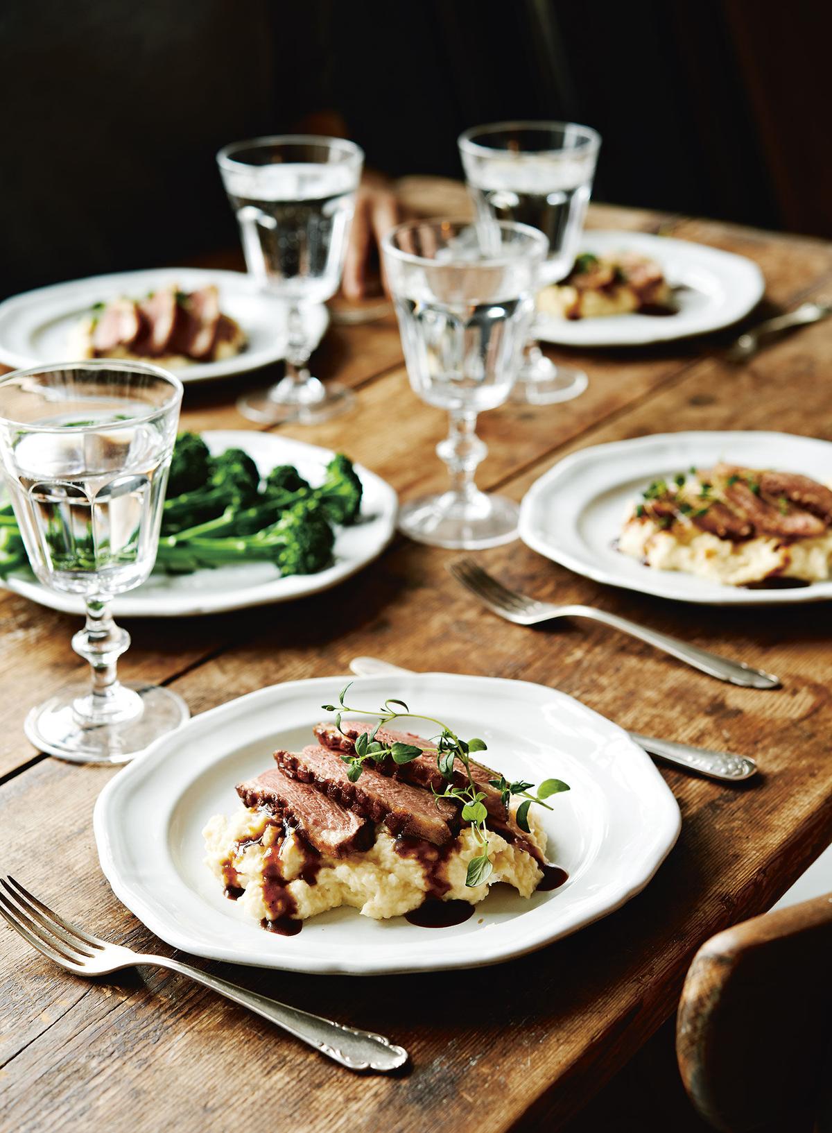 Anka med balsamicosås och potatispuré med karamelliserad lök och äpple