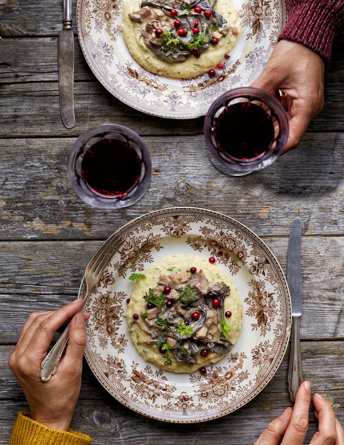 Krämig örtpolenta med svampragú