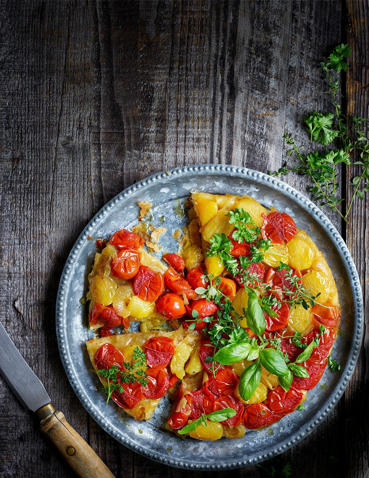 Tomat tarte tartin med karamelliserad lök