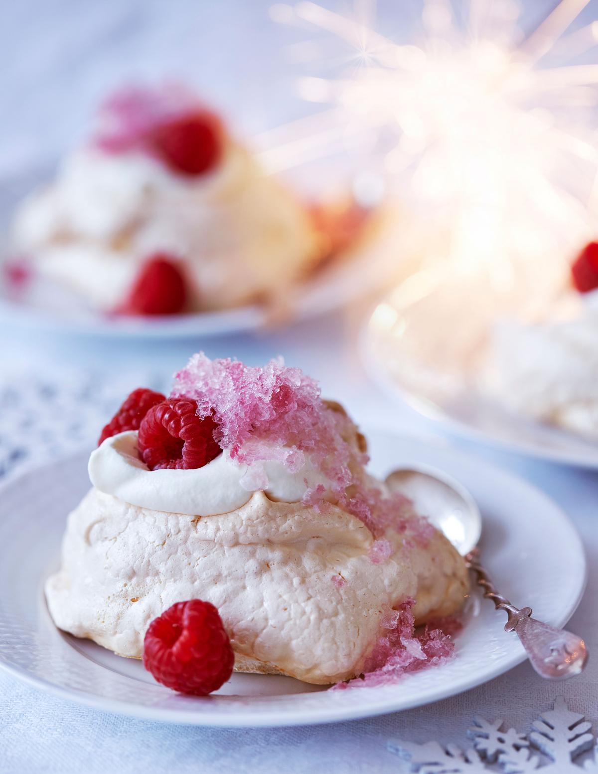 Pavlova med rosévins­granité, lemon curd, grädde och hallon