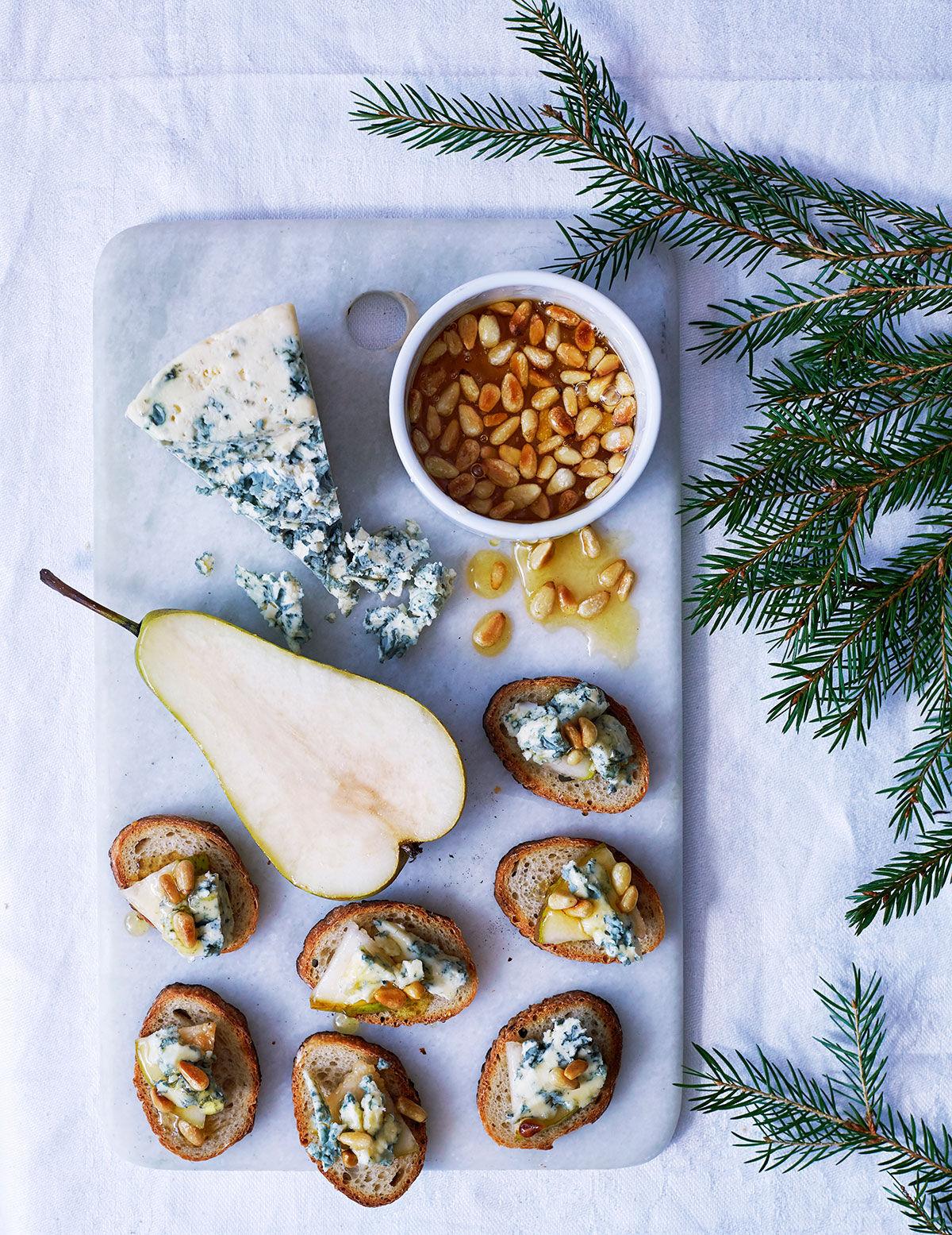 Crostini med rostade pinjenötter i honung med päron och ädelost