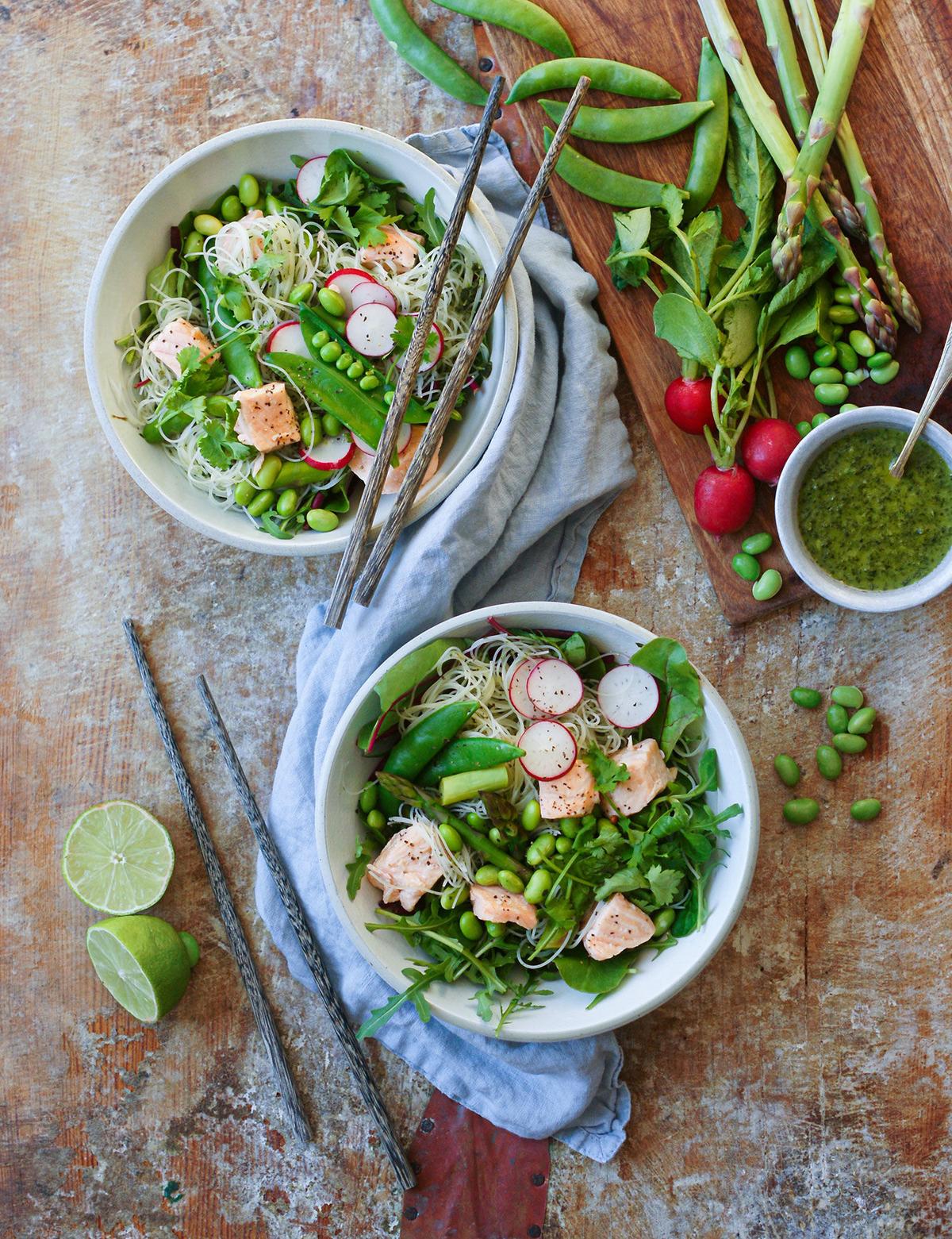 Glasnudel­sallad med lime-inkokt lax