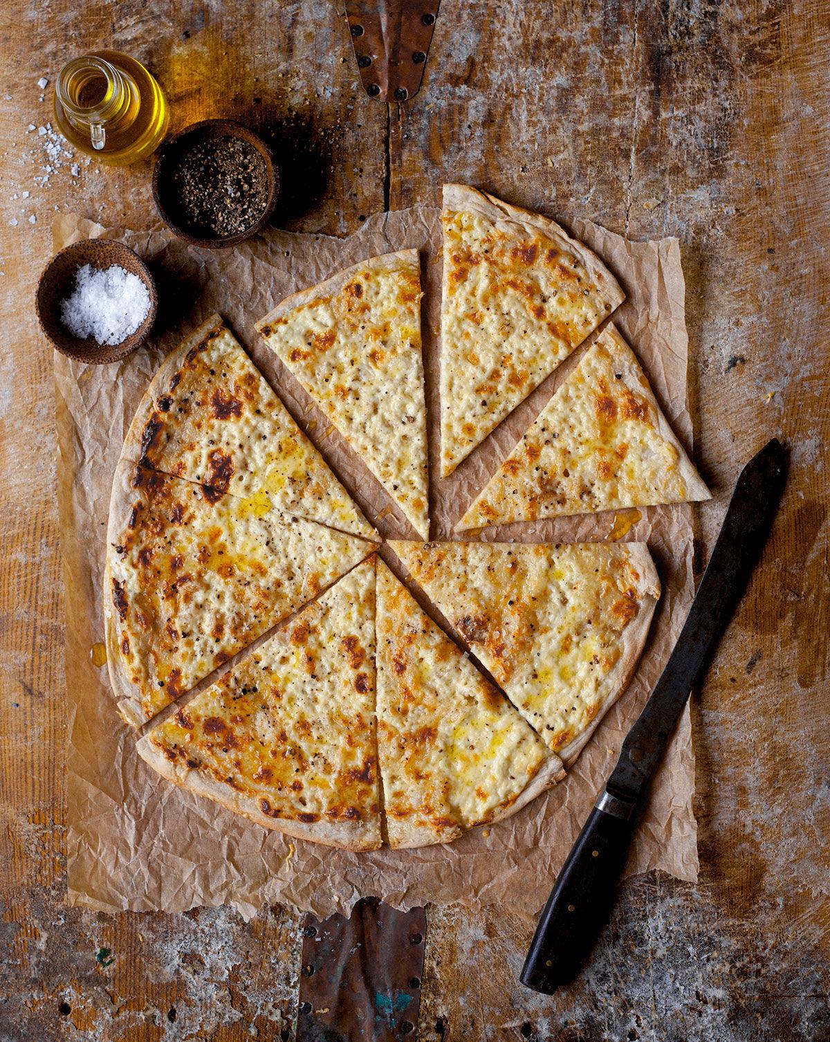 Liba-pizza med Västerbottens­ost och svart peppar