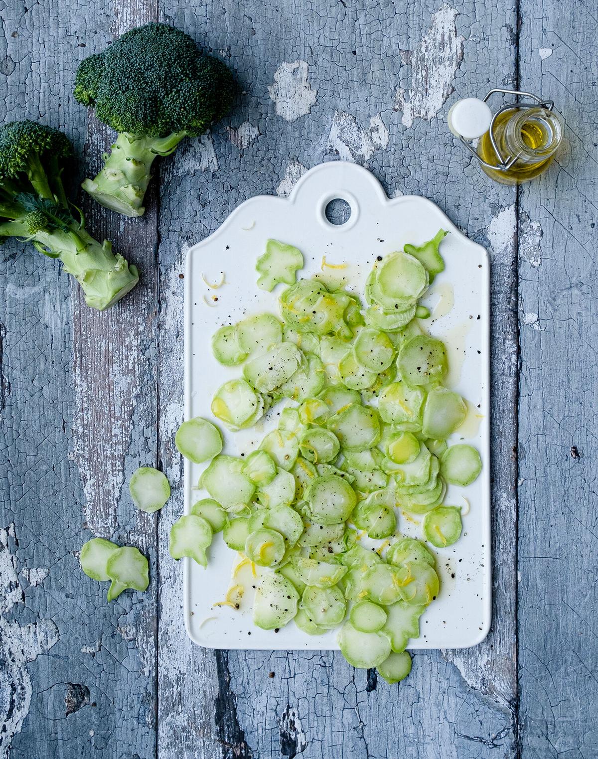 Broccoli­stjälkar med citron och olivolja