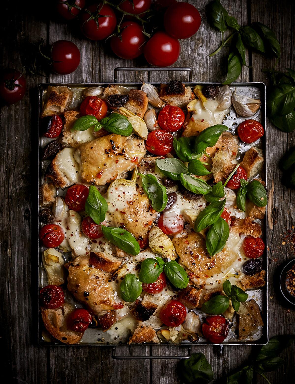 Allt på en plåt med kyckling, ciabatta, kronärtskockshjärtan, mozzarella och tomater