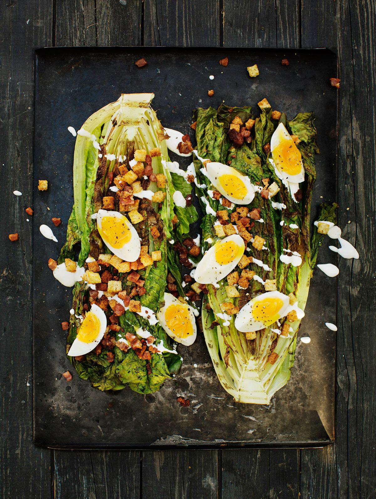 Grillad roman­sallad med pancetta, ört­krutonger, ägg och Caesar­dressing