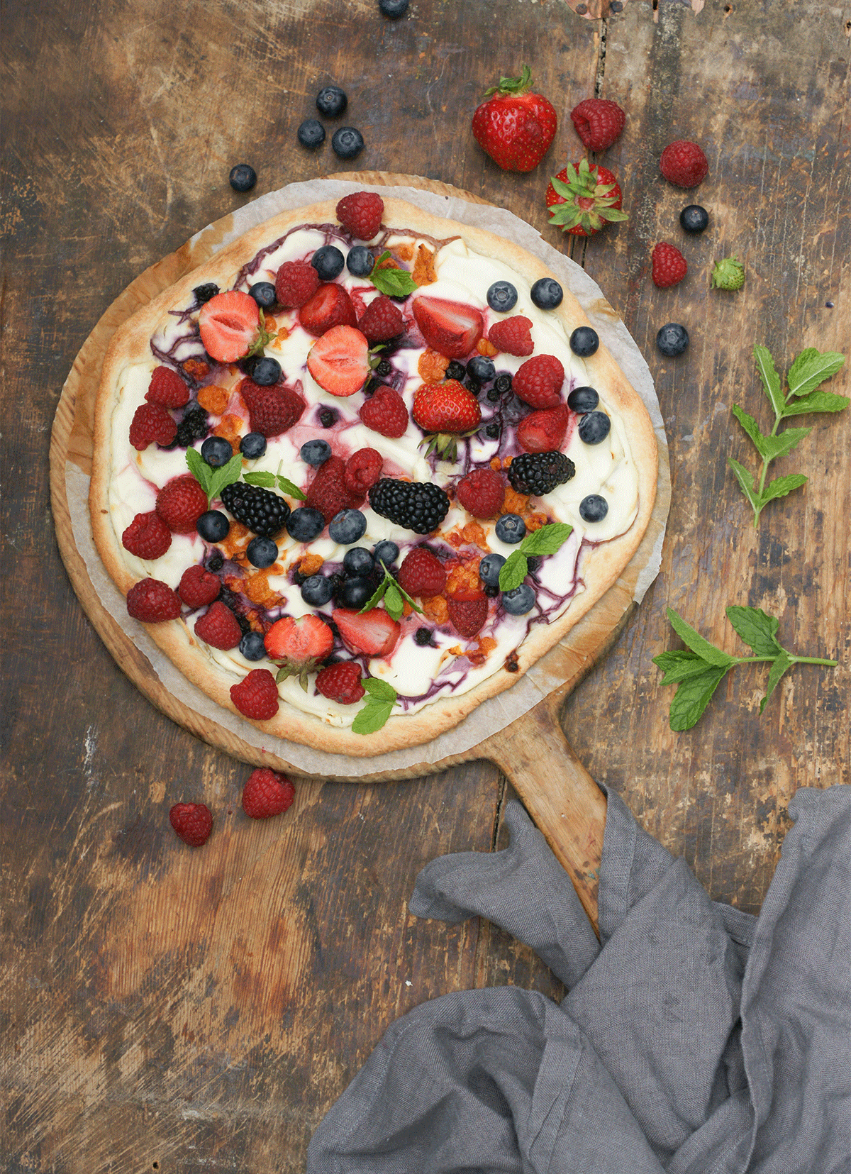 Dessert­pizza med cream cheese och bär