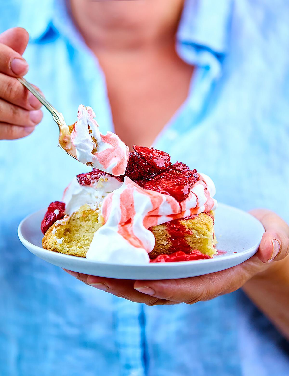 Strawberry Short­cake med rostade jord­gubbar