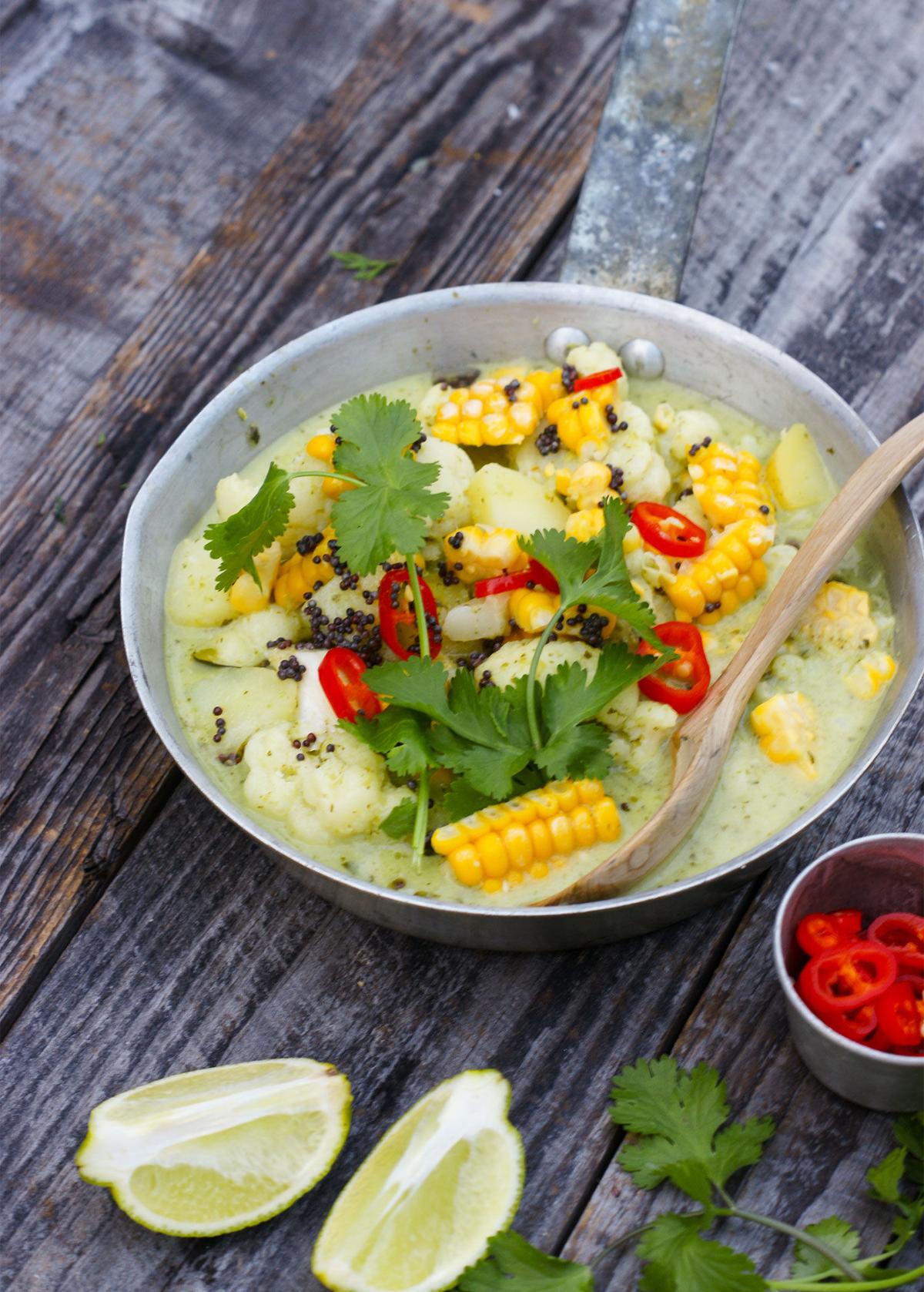 Blomkål- och potatisgryta med majs, kokos, smörstekt senapsfrön och picklad chili