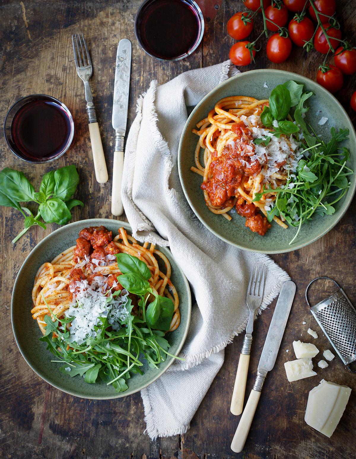 Spaghetti med salsiccia i en mustig tomatsås
