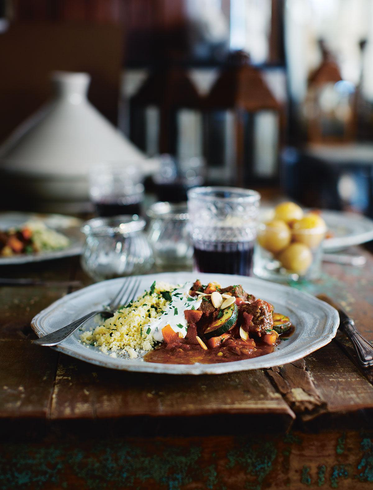 Marockansk biff­tagine med rostad mandel och couscous