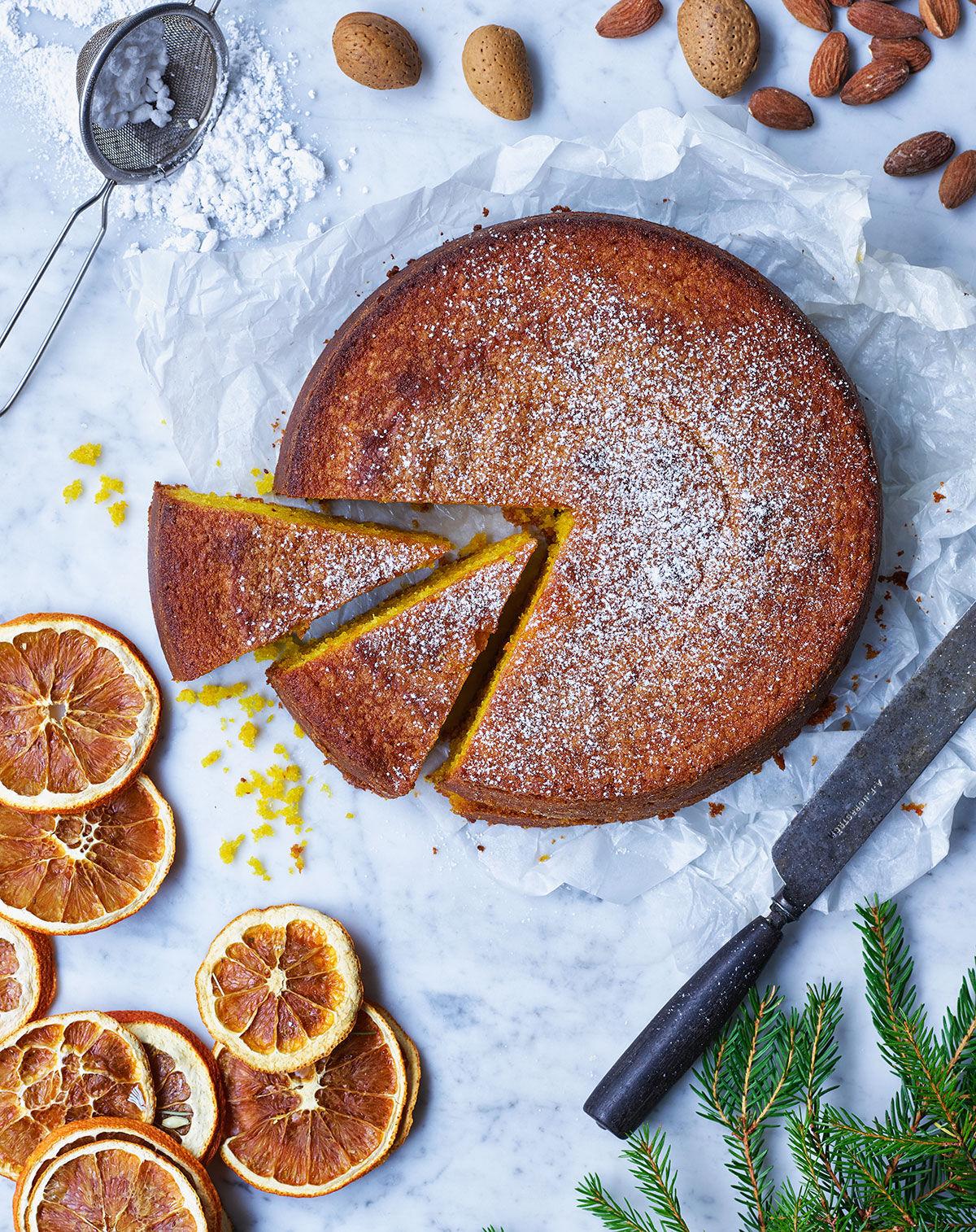 Saffrans­polenta­kaka med mandel, apelsin och citron