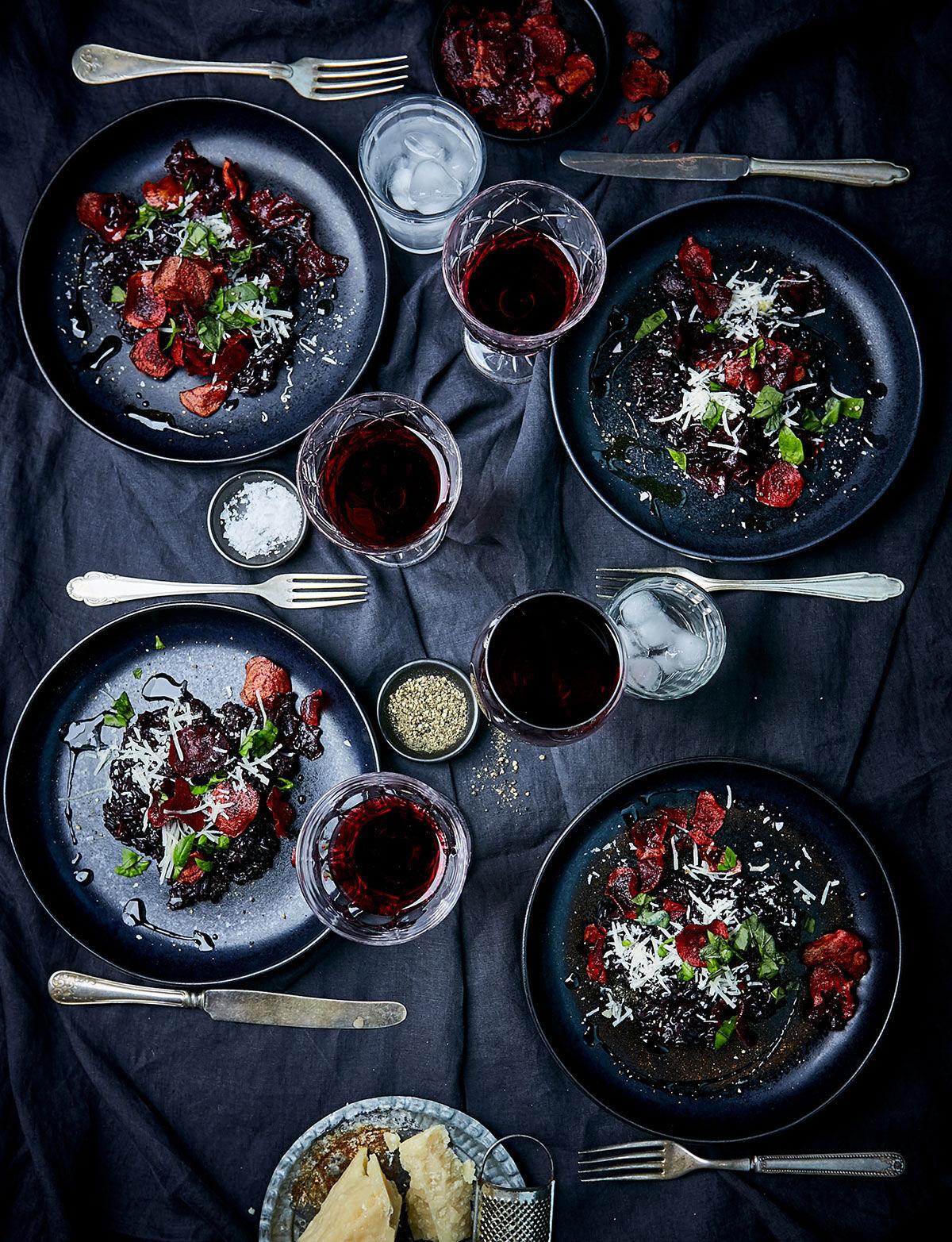 Svart risotto med rödbets­schips