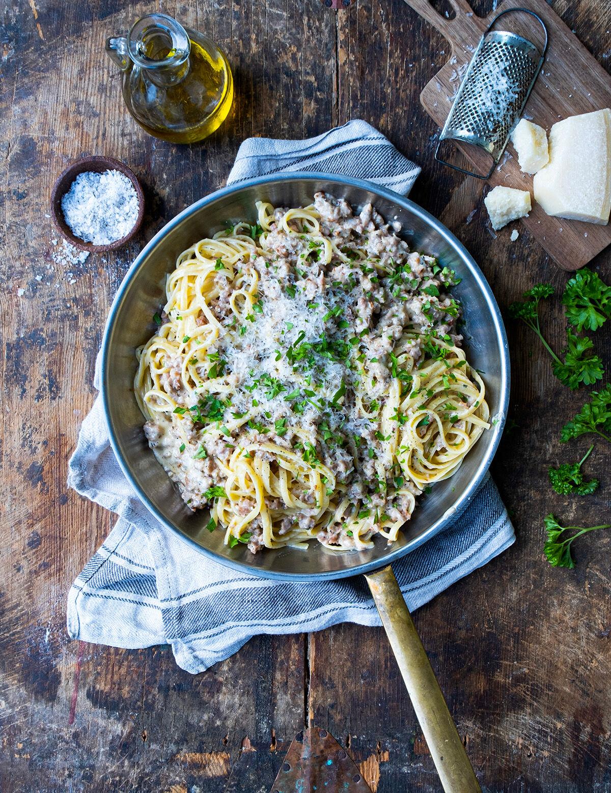 Enkel och snabb krämig pasta med salsiccia och parmesan