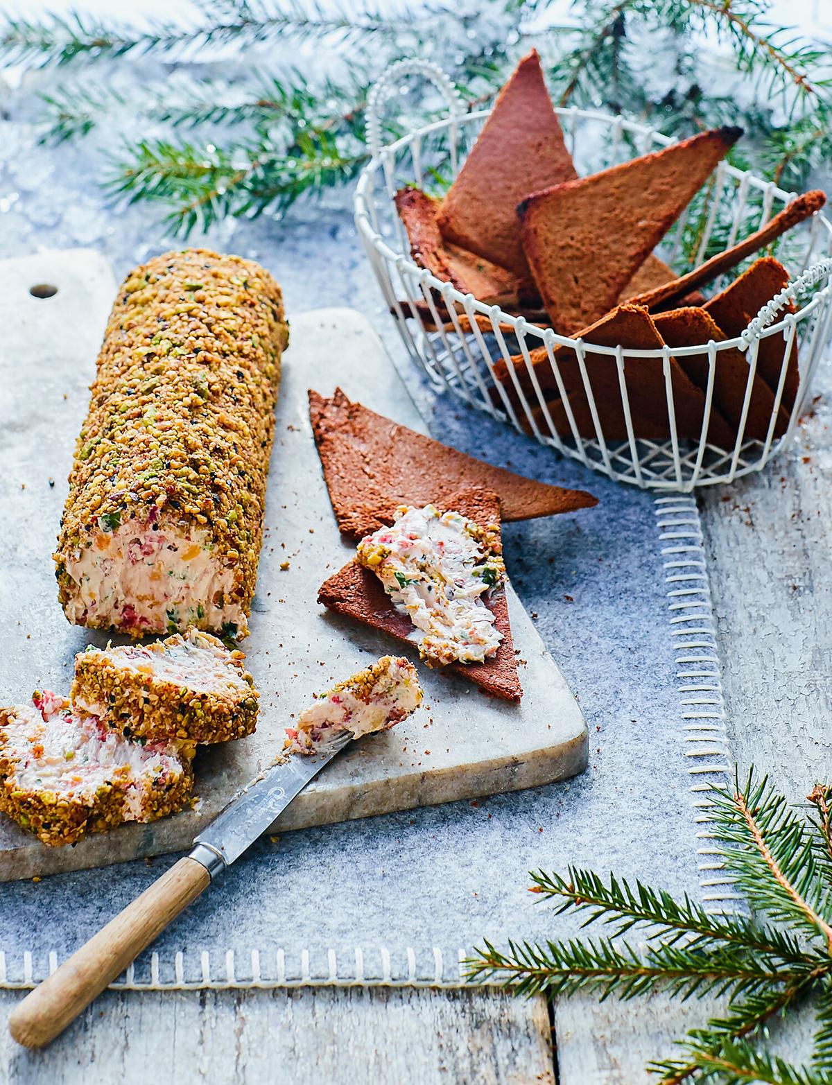 Färskost­rulle med nötter och torkad frukt