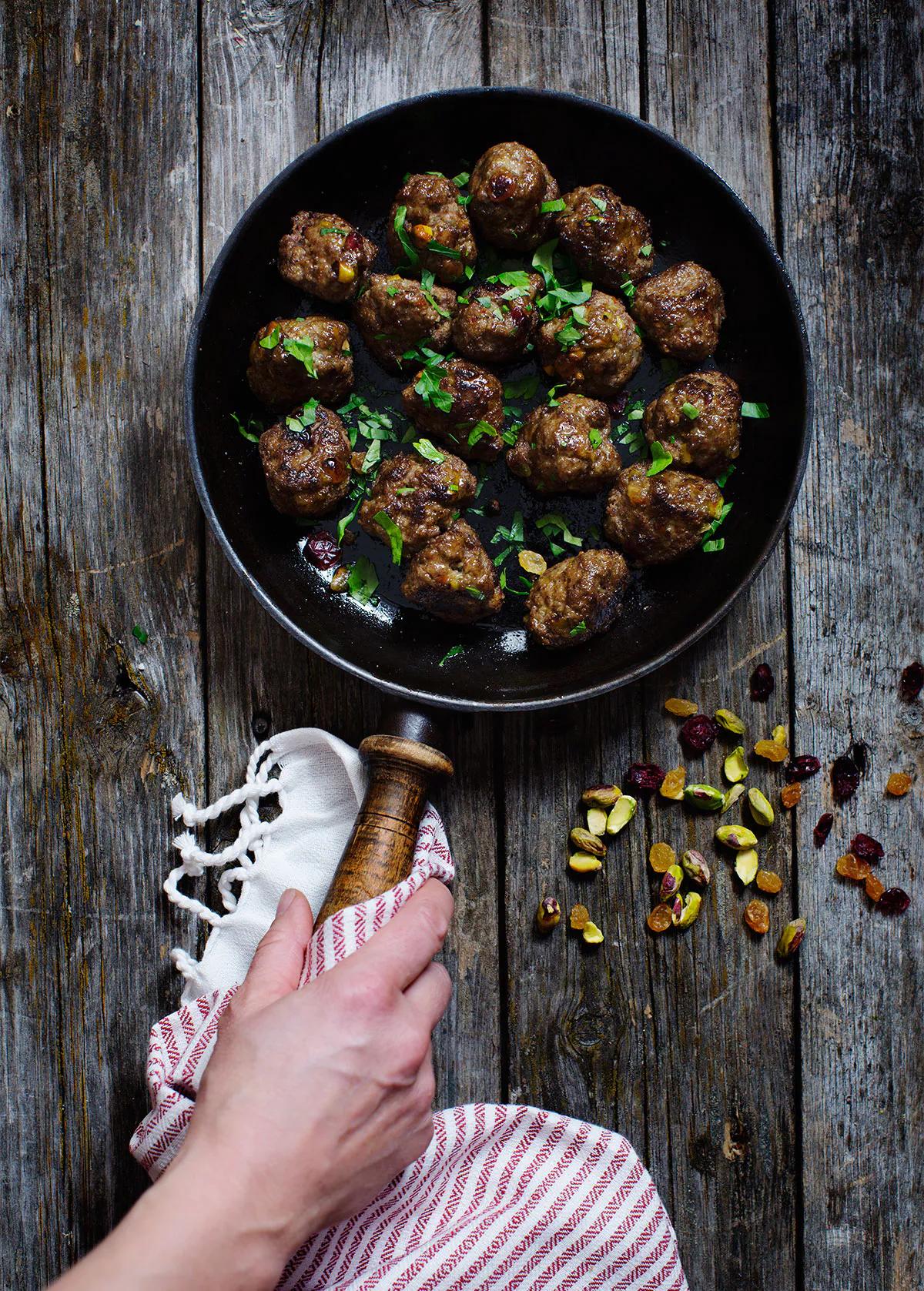 Kryddiga köttbullar med pistagenötter, russin och tranbär 